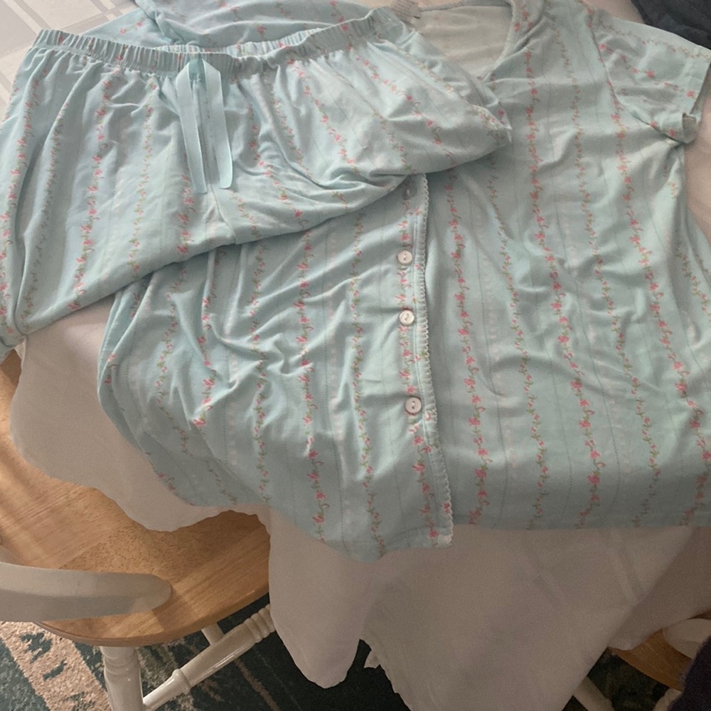 Elegant Emily 2-piece s/s sleeves, capris pj’s